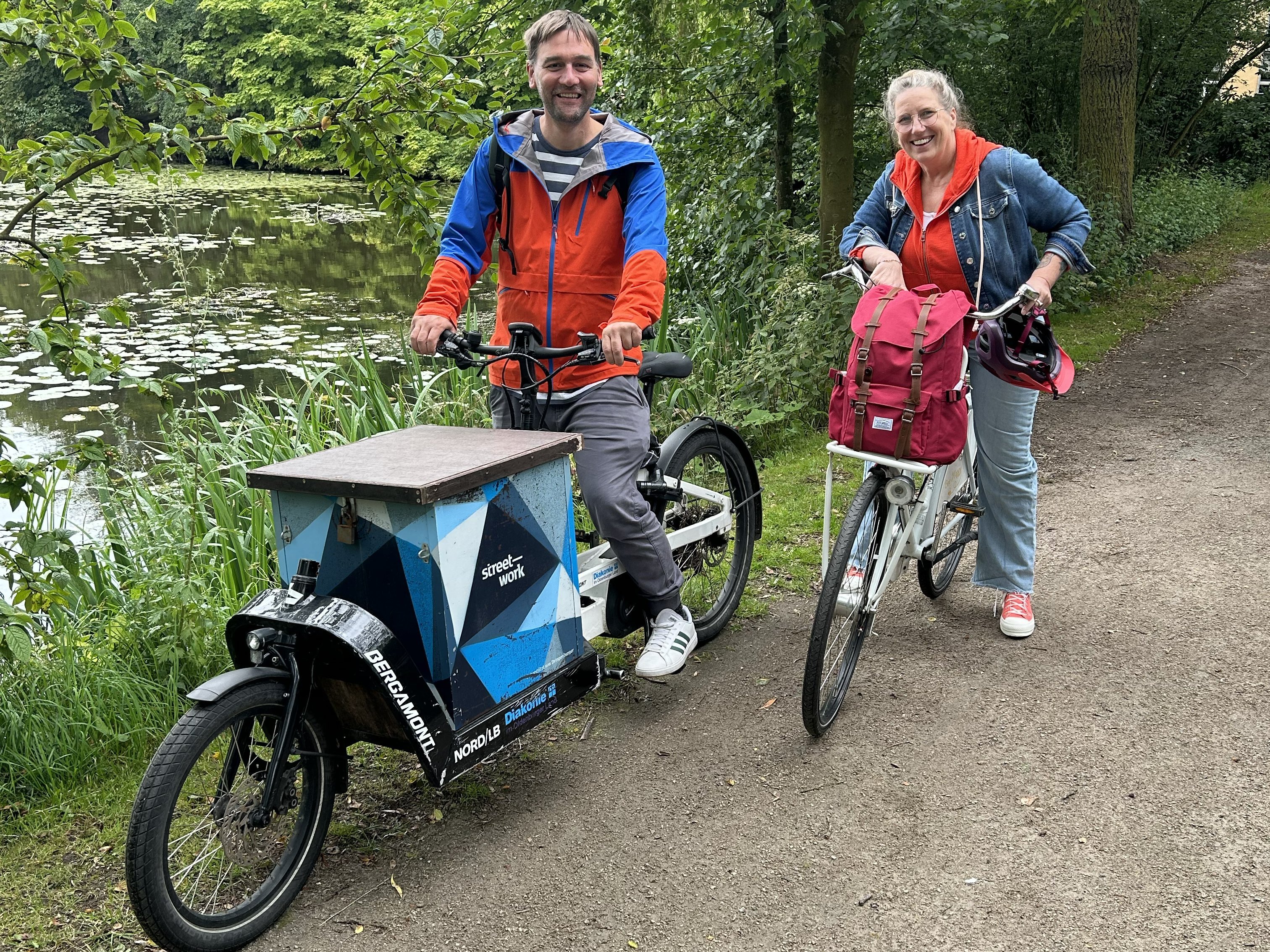 Straßensozialarbeiter Derk Stürenburg (links) und Birte Domianus auf dem Weg zu den KlientInnen. Foto: Johanne Logemann